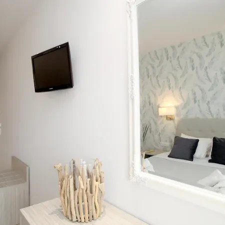 L G E Luxery Apartment